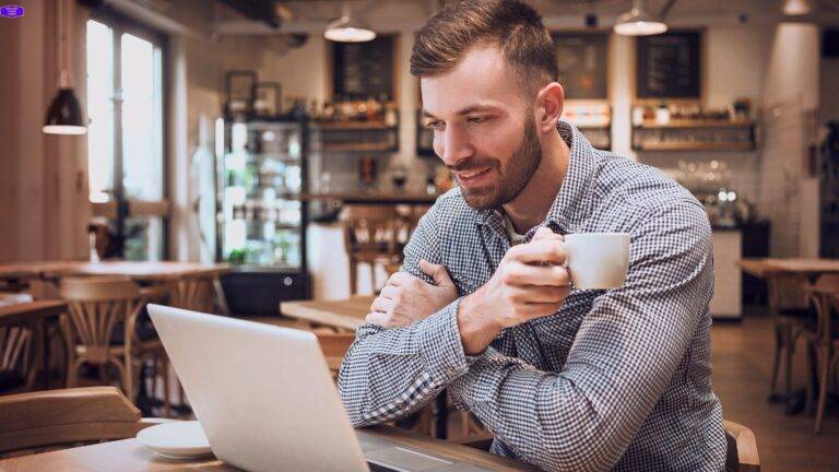 Man reading the English Class CDMX Blog on his laptop while enjoying coffee.